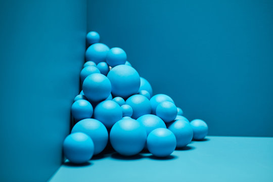 Abstract three-dimensional installation with spheres