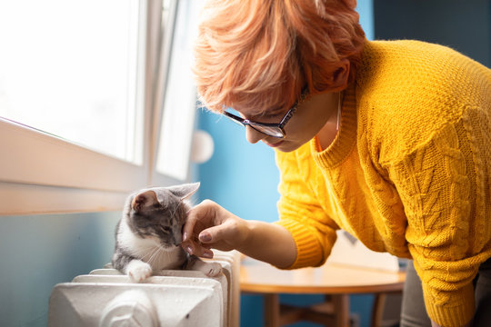 Young woman holding a cat