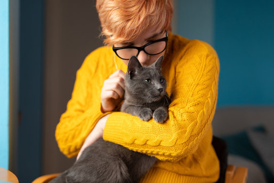 Young woman holding a cat