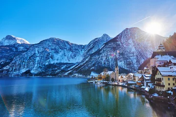 Fototapeten Schöne Winterlandschaft des Bergdorfes Hallstatt mit Hallstätter See in den österreichischen Alpen. Weites Panorama © Trambitski