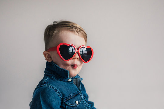 Naklejki toddler puckers his lips