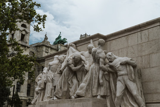 Kossuth Memorial, a public monument dedicated to former Hungarian Regent-President Lajos Kossuth
