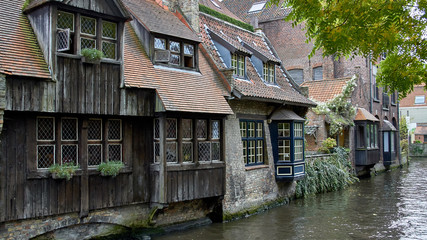 Fototapeta na wymiar casas antiguas de madera junto a un canal de agua 
