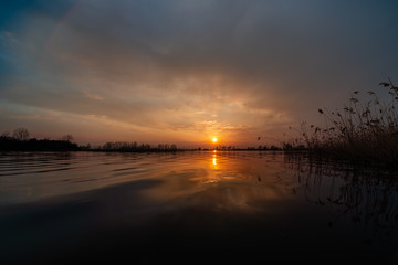 Obraz premium Beautiful sunset over lake