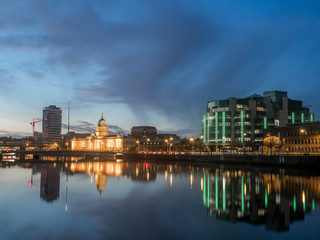 Fototapeta na wymiar City lights reflecting in the river Liffey in Dublin, Ireland