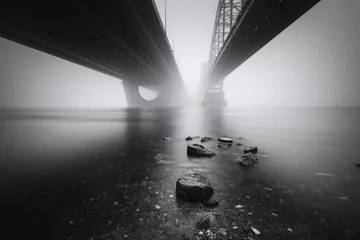 Photo sur Plexiglas Noir et blanc Vue sous les grands ponts sur le fleuve Dnipro brumeux à Kiev. Ukraine. Architecture en noir et blanc intemporel. Prise de vue longue exposition.