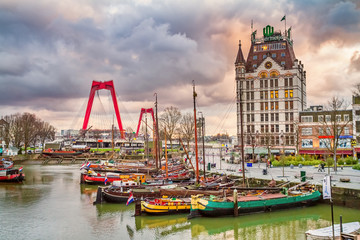 Stadslandschap bij zonsondergang - uitzicht op de Oude Haven (of de oude haven) met de bouw van het Witte Huis (of het Witte Huis), de stad Rotterdam in Zuid-Holland, Nederland