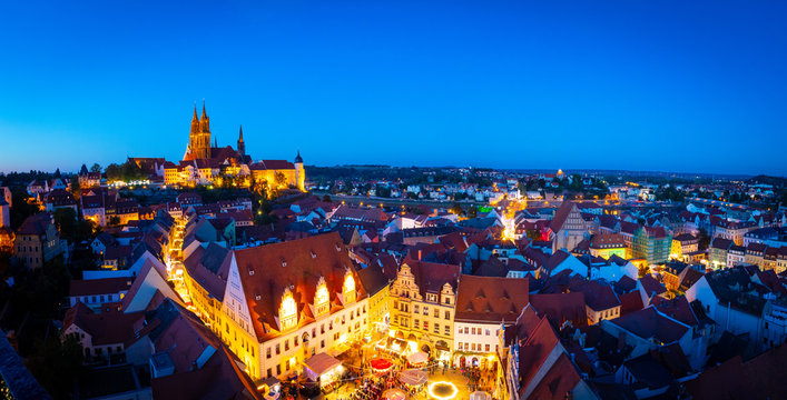 Panorama Stadt Mei&szlig;en zum Weinfest am Abend