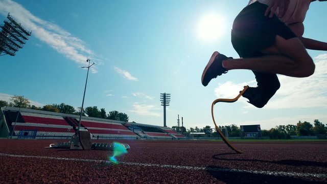 Training session of a male runner with an artificial leg