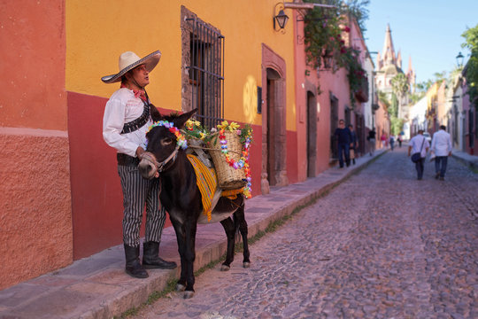 Traditionally dressed Mexican man in San Miguel de Allende