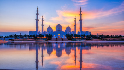 Fototapeta premium Sheikh Zayed Grand Mosque and Reflection in Fountain at Sunset - Abu Dhabi, United Arab Emirates (UAE)