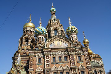 Fototapeta na wymiar Facade and onion-shaped domes of the Church of the Savior on Blood in St Petersburg, Russia