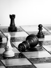 Scacchi fotografati su una scacchiera