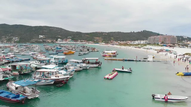 Barcos na Praia dos Anjos em Arraial do Cabo, Rio de Janeiro, Brasil