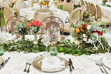 Floral details of the centerpiece of a retro-style wedding restaurant.