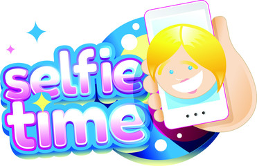 Mujer Rubia haciendo Selfie Feliz