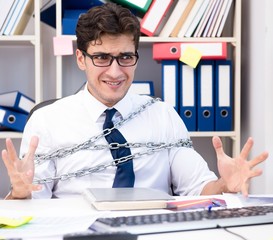 The employee attached and chained to his desk with chain
