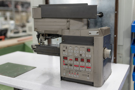 Machine for simultaneous bending and gluing. Shoe manufacturing.