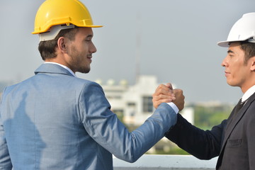 Engineers and technicians Shake hands, agree, work together