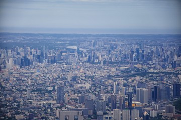 Fototapeta premium Widok z lotu ptaka na Bangkok Tajlandia i okoliczny krajobraz, nowoczesne biurowce, kondominium, mieszkanie w centrum Bangkoku w najbardziej zaludnionym miejscu. Azja Południowo-Wschodnia.