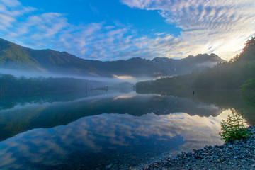 早朝の湖