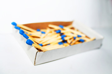 cerillos en su caja y en forma de estrella color azul.