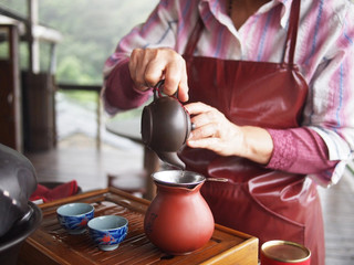 台湾、九份の茶房と茶器と中国茶を注ぐ手元