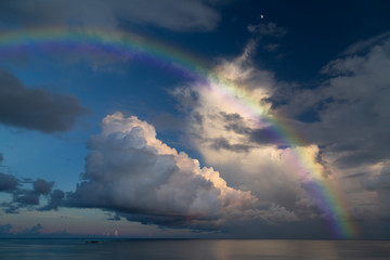 雨上がりの虹　沖縄の海