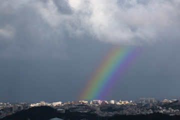 雨上がりの虹　沖縄の風景