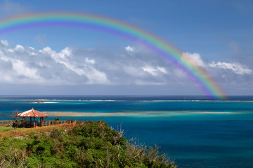 雨上がりの虹　沖縄の空と海