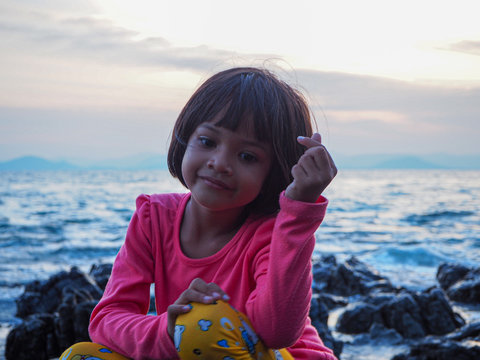 Asian young girl make miniheart