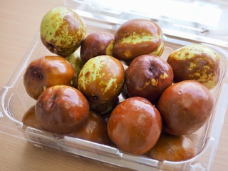 한국의 신선한 유기농 가을 과일 사과대추 