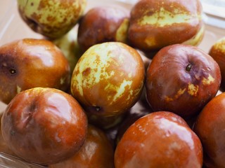 한국의 신선한 유기농 가을 과일 사과대추 