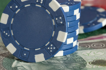 Geld Polnische Zloty und Jetons in einem Casino