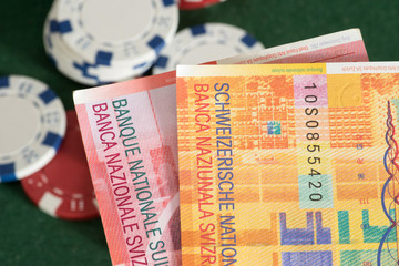 Geld Schweizer Franken und Jetons in einem Casino
