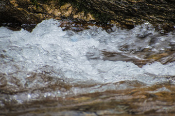 agua golpea las piedras