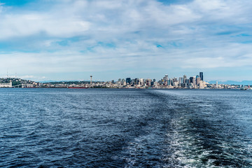 Naklejka premium A view of downtown Seattle on a cloudy afternoon from a ferryboat in Washington, United States.