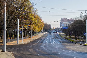 Fototapeta na wymiar Highway in the city. Cars in the city center near the park.