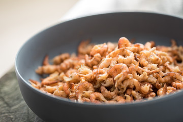 Geschälte Norddeutsche  Nordsee Krabben in Schale sind typische Hausmannskost in Friesland