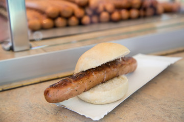 Schweinefleisch Bratwurst vom Grill im Weizen Brötchen am Imbiss Wagen 