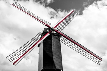 Antiguo molino de madera en Brugge, Bélgica