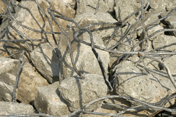 betonbruch mit eisenbewehrung in nahaufnahme