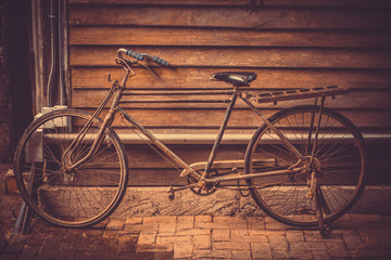Fototapeta na wymiar Bicycle parked with wood wall