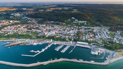 Sassnitz - miasto, kurort i port nad morzem bałtyckim na wyspie rugia widok na port o wschodzie słońca