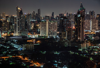 Fototapeta na wymiar Sky view of Bangkok with skyscrapers in the business district in Bangkok In the night beautiful twilight give the city a modern style.