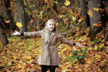 Obraz na płótnie Canvas Young Girl in autumn park