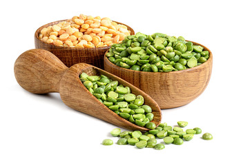 Split dried peas in a wooden bowl with scoop