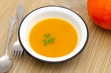 Kürbissuppe mit Curry und Petersilie
