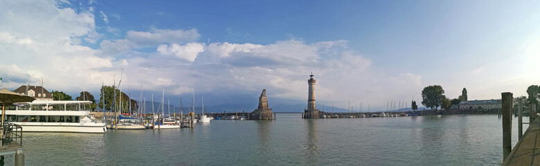 Fototapeta na wymiar Hafenpanorama von Lindau am Bodensee