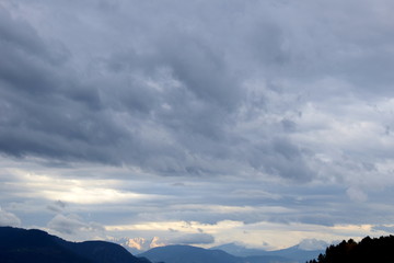 Dunkle Regenwolken und Gewitterwolken über den Bergen Südtirols - Schlechtwetterfront im Anmarsch